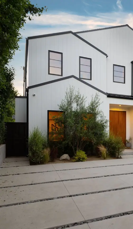 modern-white-house-exterior-with-wooden-accents-2024-10-30-12-49-08-utc